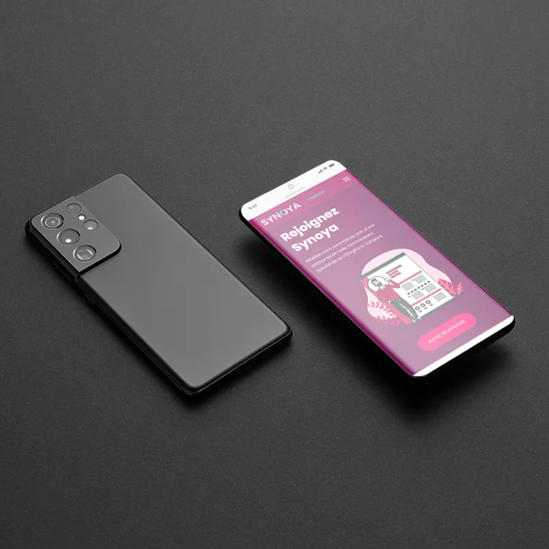 Synoya-mockup-smartphone_800x800 Gros plan d'une couverture de magazine noir avec un logo embossé en ton sur ton