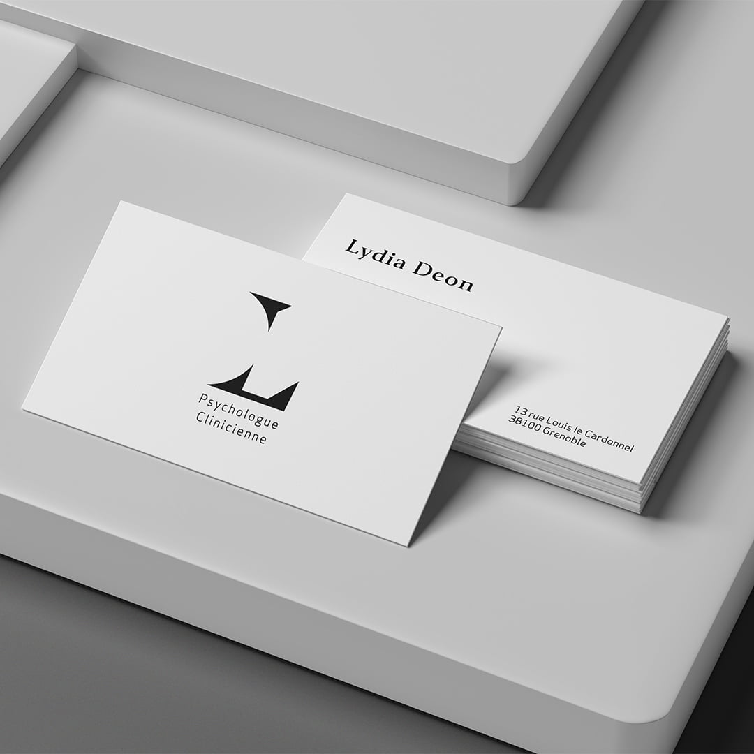 CarteVisite_mockup Monogramme d'un L avec une version noire sur fond blanc et une version blanche sur fond noir.