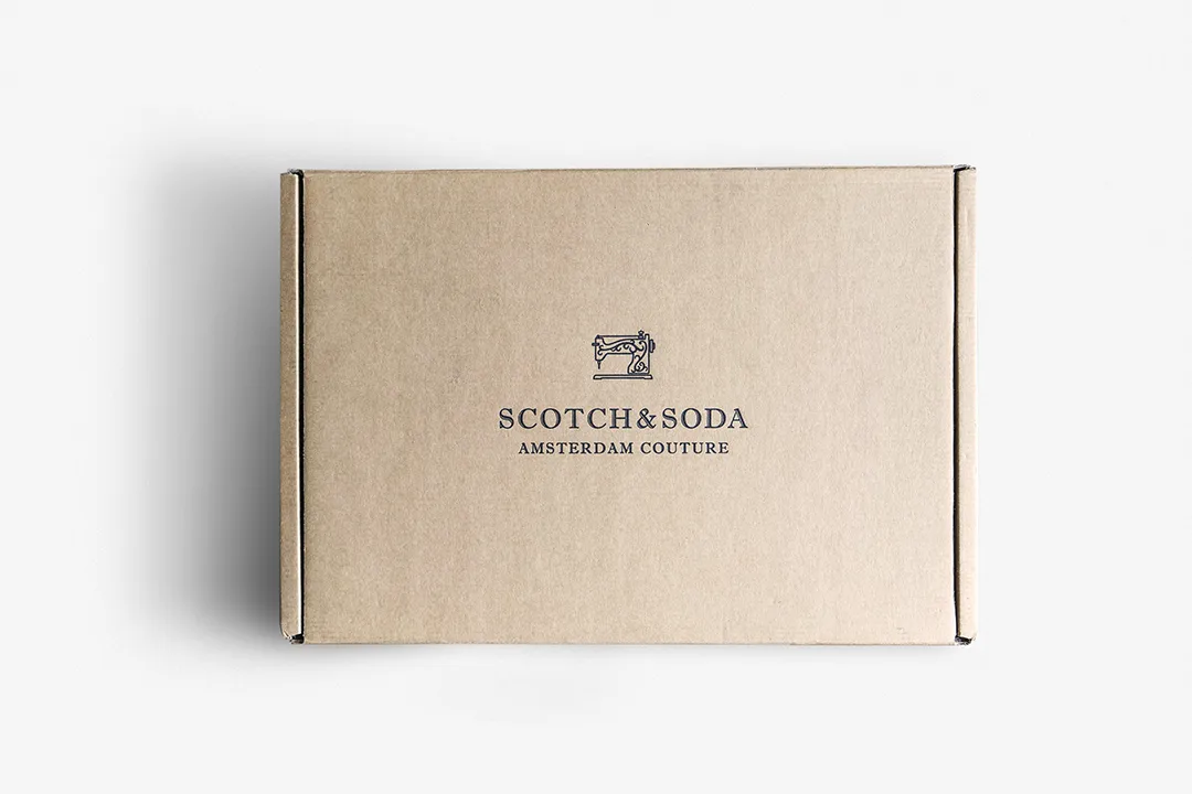 PR_S&S-25032019-00_cor une boite en carton craft avec l'inscription Scotch & soda sur le dessus