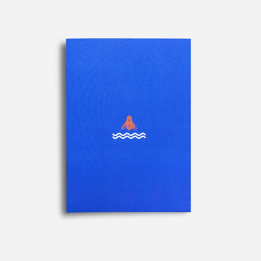 PR_S&S-25032019-6-cor Couverture de magazine blue avec un dessin au trait d'une mouche orange.