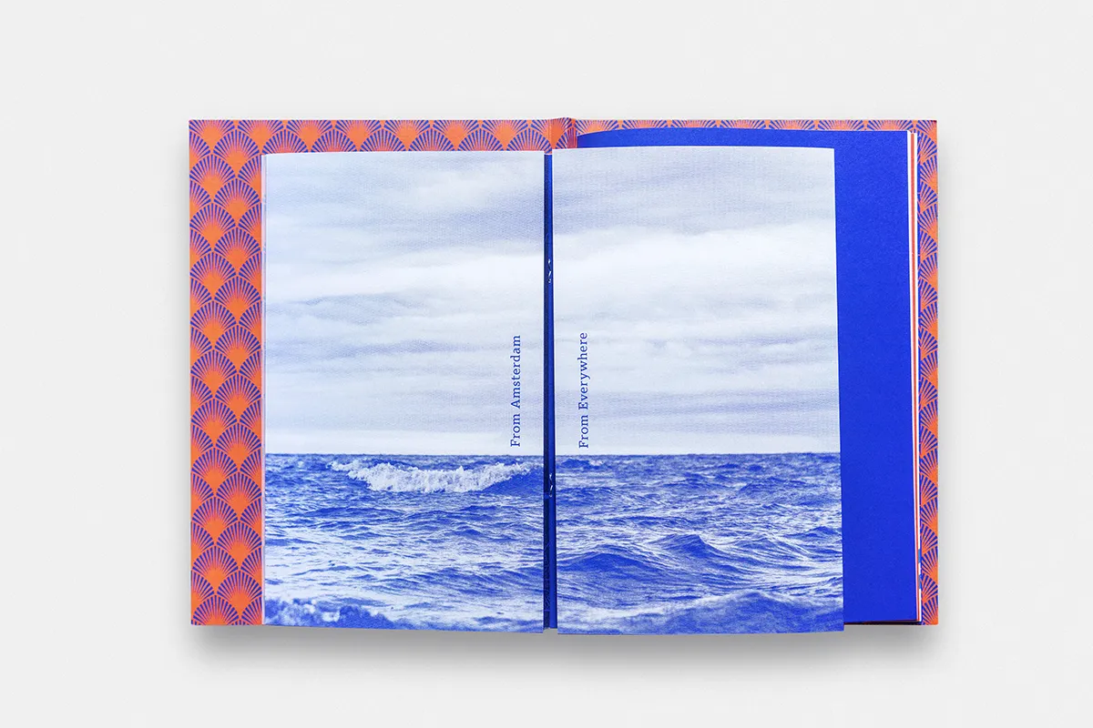PR_S&S-25032019-8-cor Un magazine bleu ouvert montrant la mer